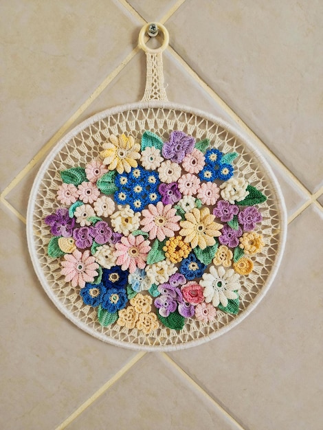 Ręcznie haftowany kwiatowy motyw